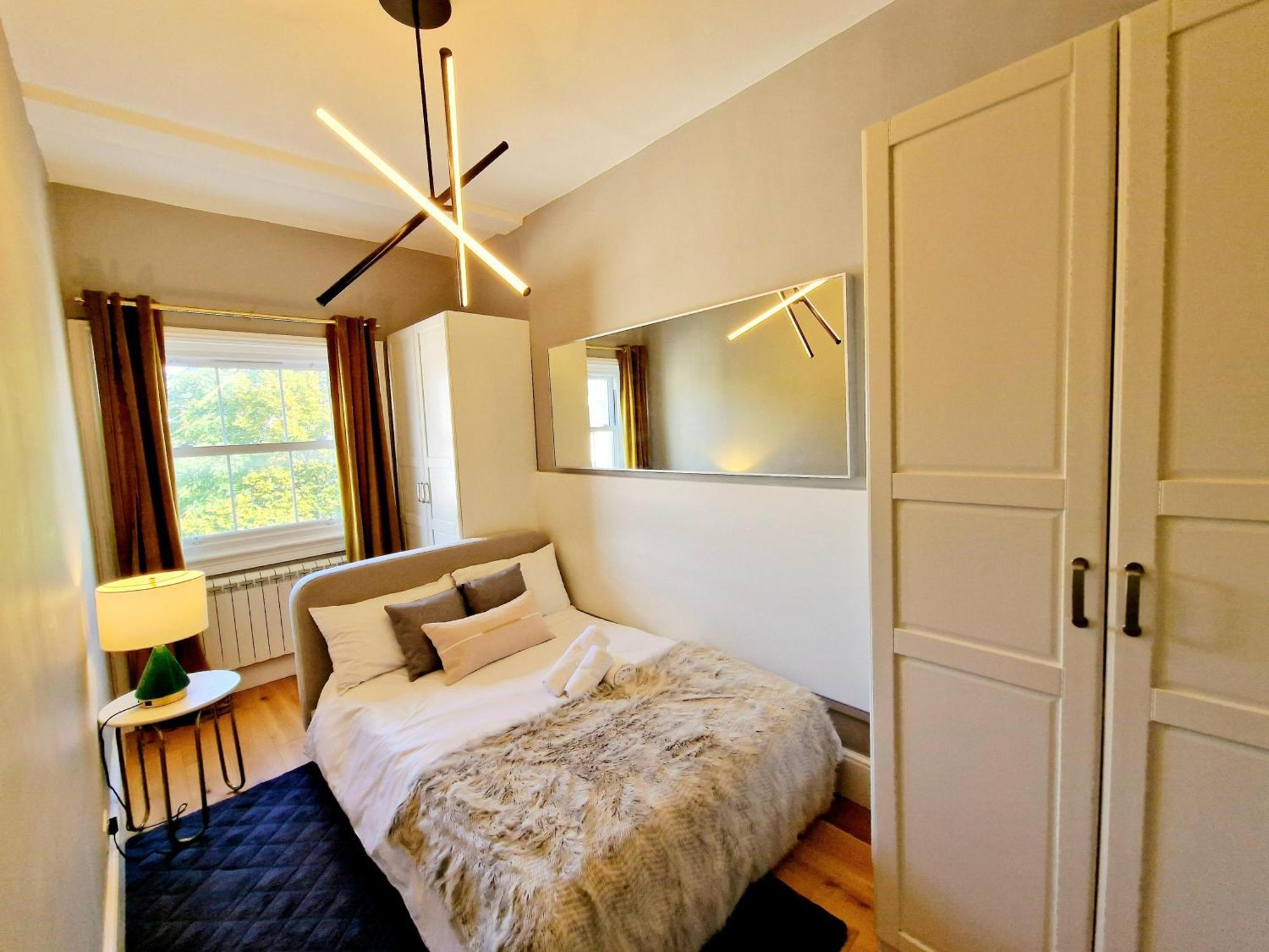 Gorgeous Hyde Park With Elevator Access By Tube Metro Stations