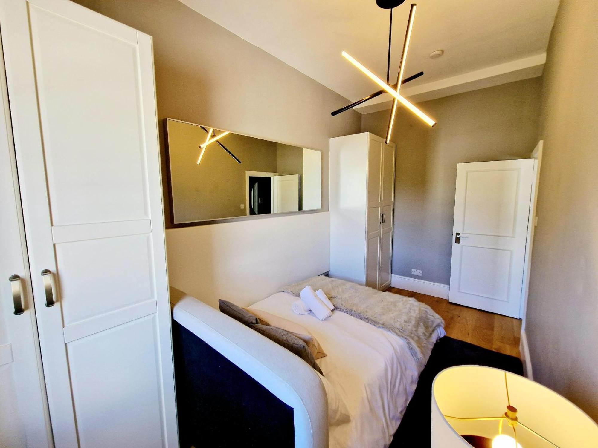 Gorgeous Hyde Park With Elevator Access By Tube Metro Stations London