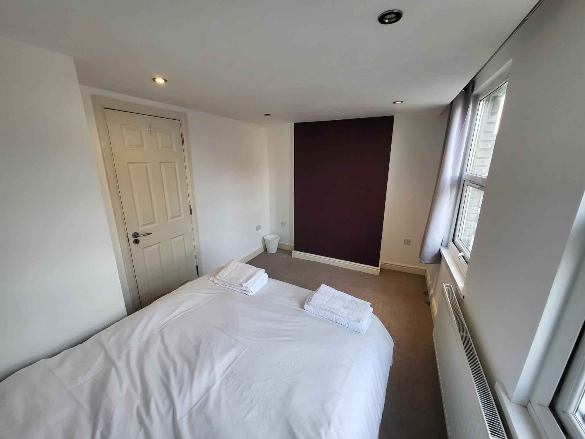 Apartment Large 4 Bedroom House In