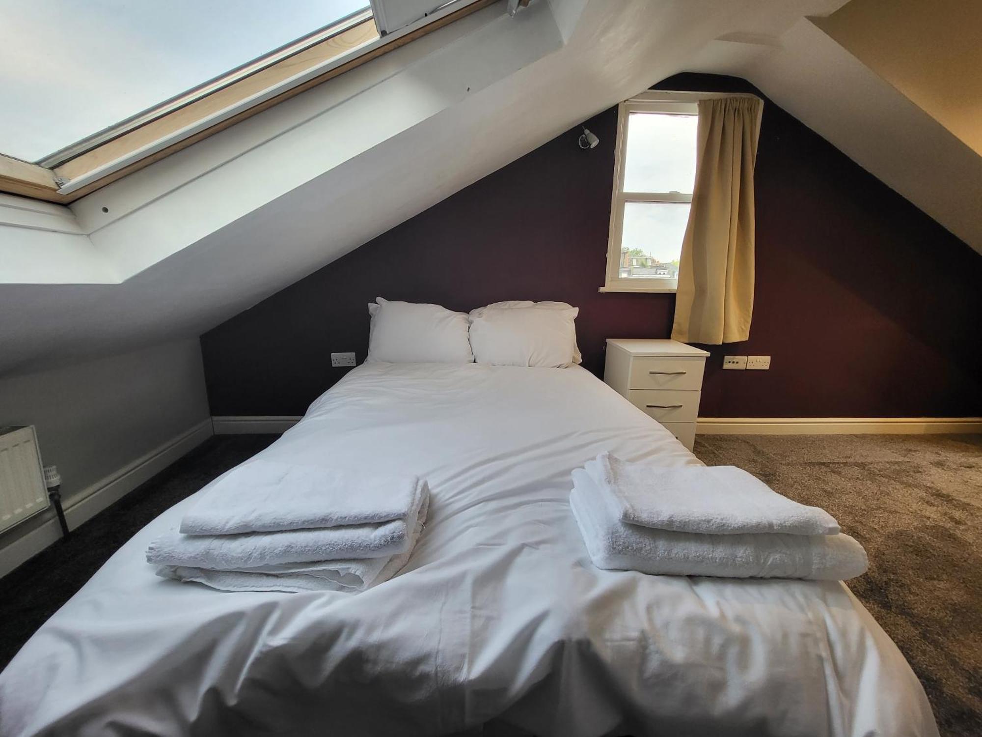 Large 4 Bedroom House In Apartment London