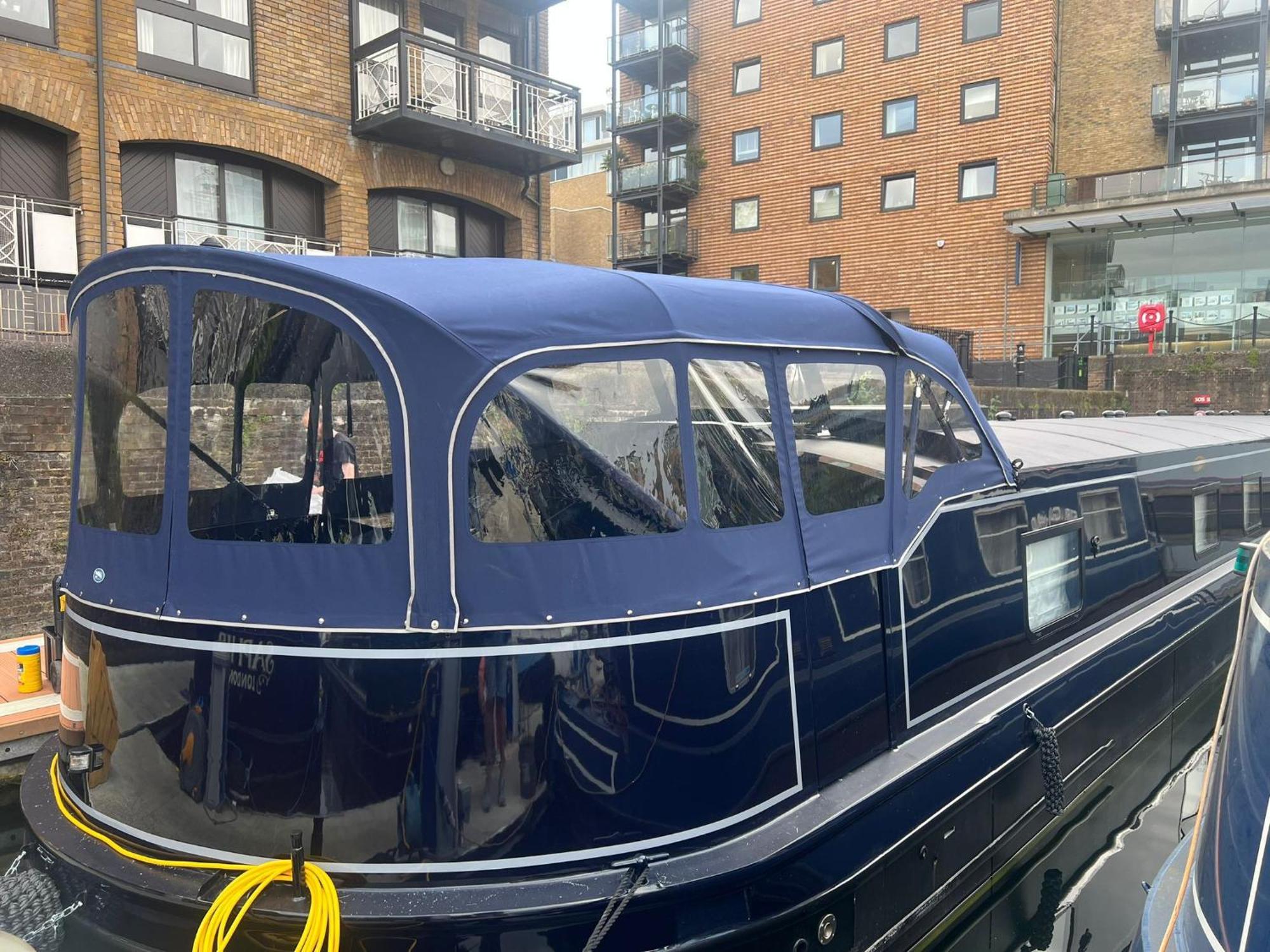 Elegant Houseboat Near Canary Wharf Londres