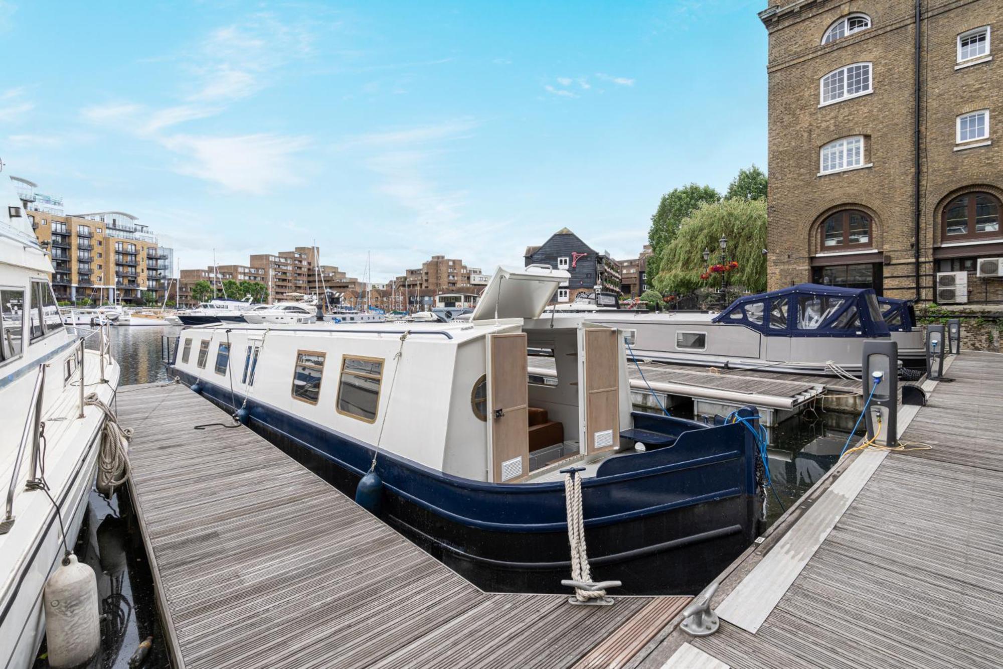 Botel Serenity In The Heart Of London