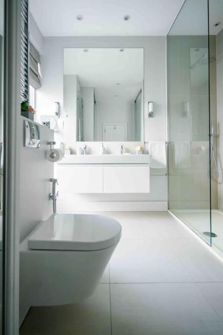 Spacious And Cosy 3brs 5f House In Heart Of Villa London