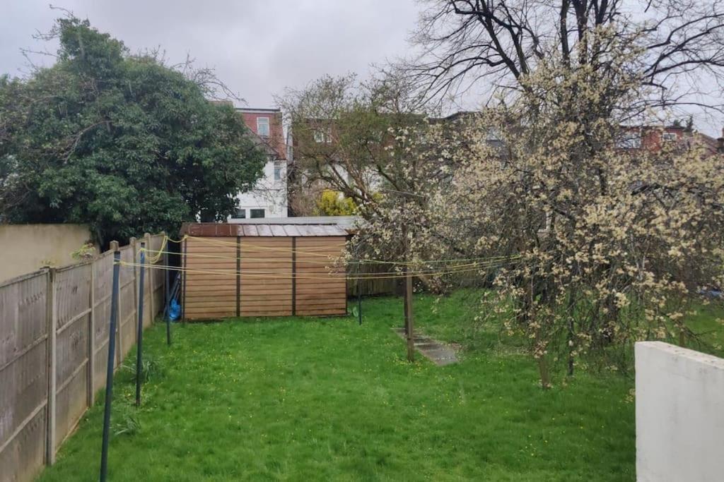 Apartment Large Garden Flat On Golders Road London