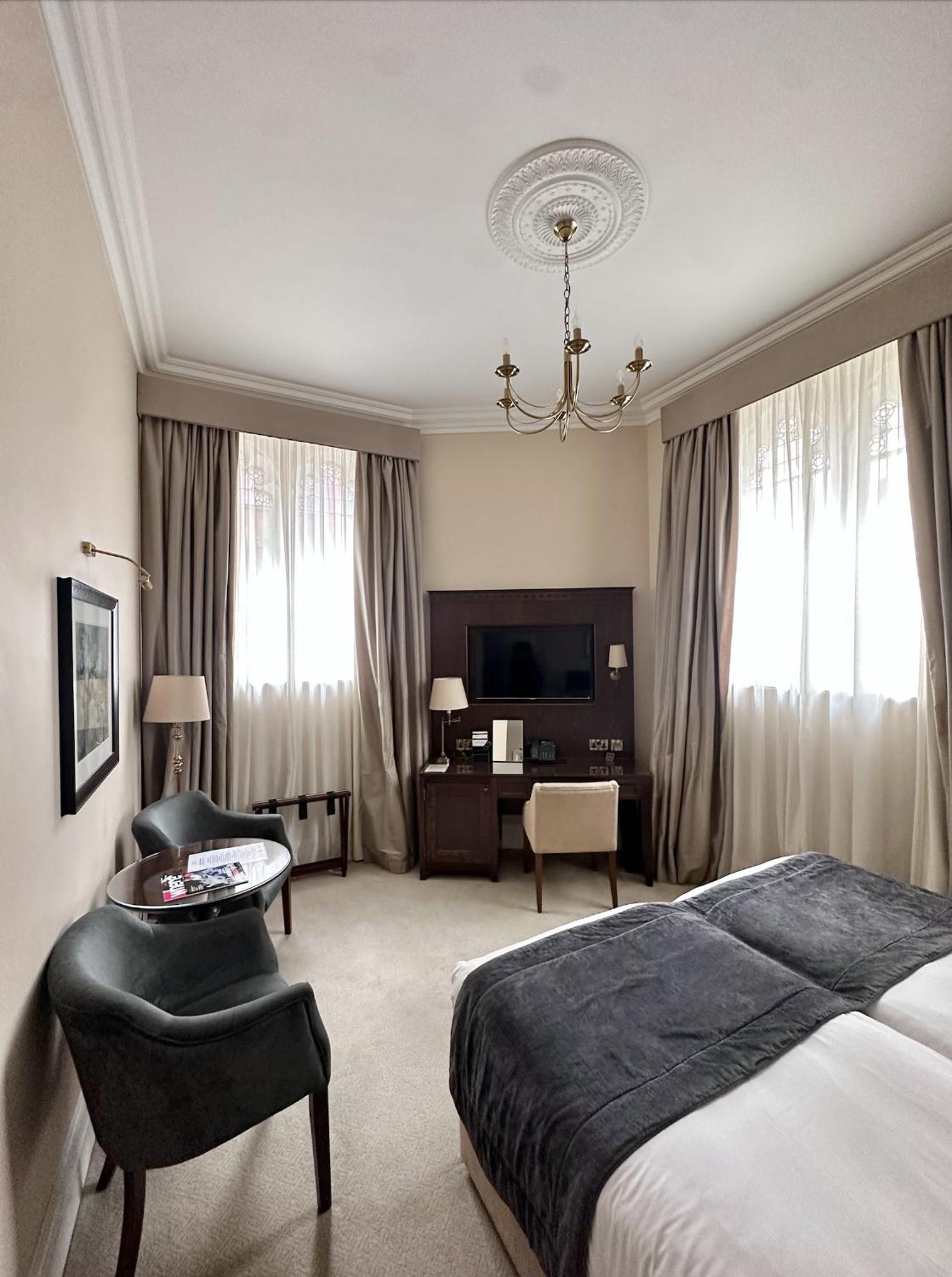 St Paul's 4*