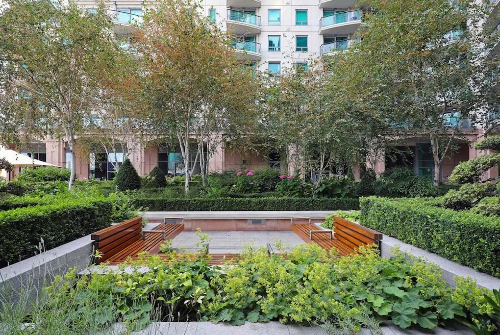 Stunning 2 Bed Thames River View - Apartment *
