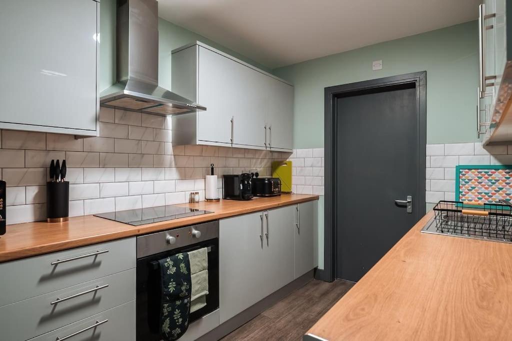 Edmonton - 4 Bedrooms, Sleeps 8, 3 Bathroom Contractor Base Holiday home London