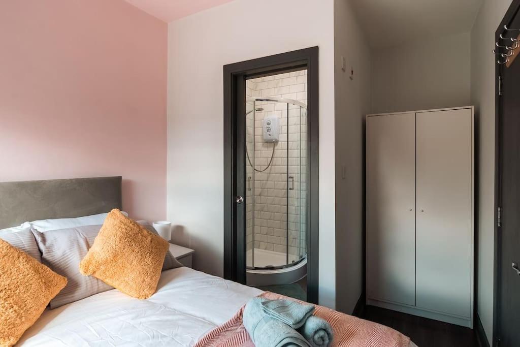 Edmonton - 4 Bedrooms, Sleeps 8, 3 Bathroom Contractor Base Holiday home London