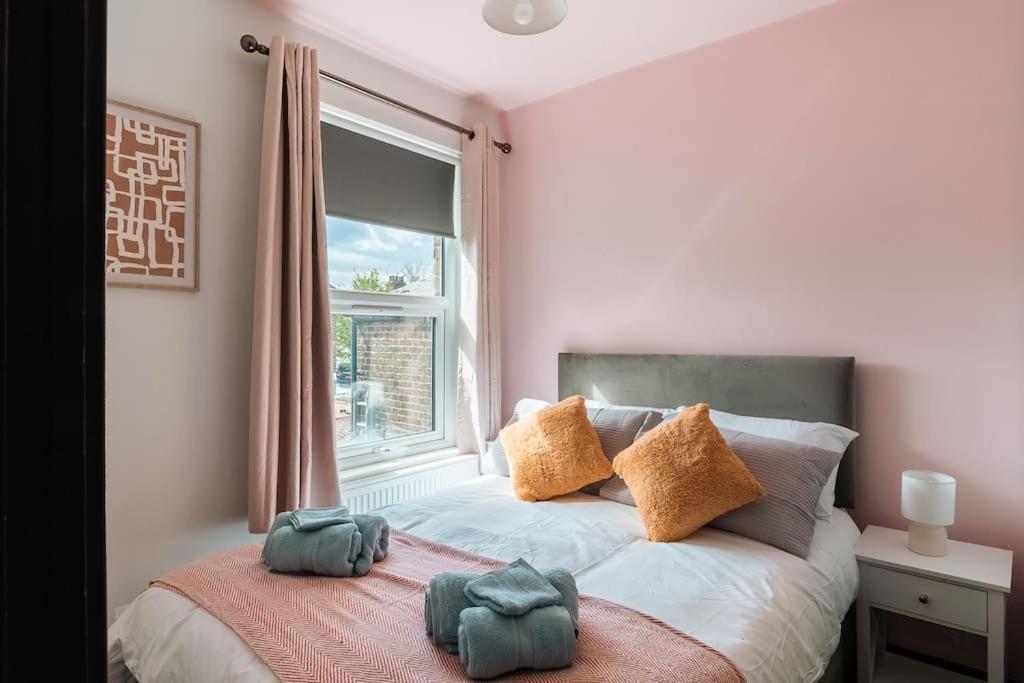 Edmonton - 4 Bedrooms, Sleeps 8, 3 Bathroom Contractor Base London