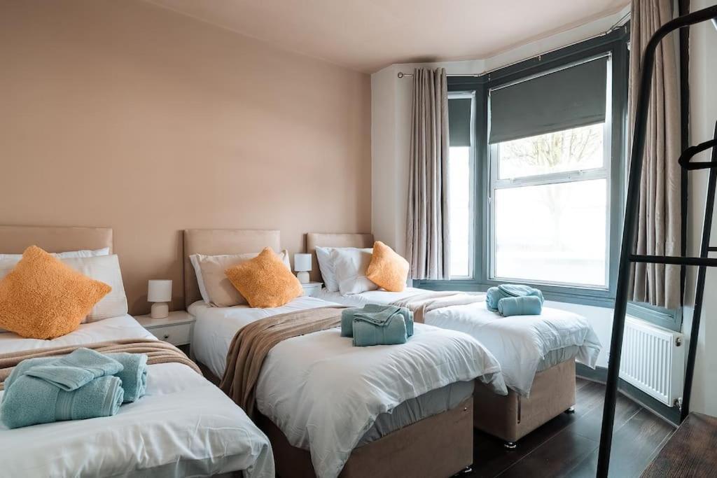 Edmonton - 4 Bedrooms, Sleeps 8, 3 Bathroom Contractor Base