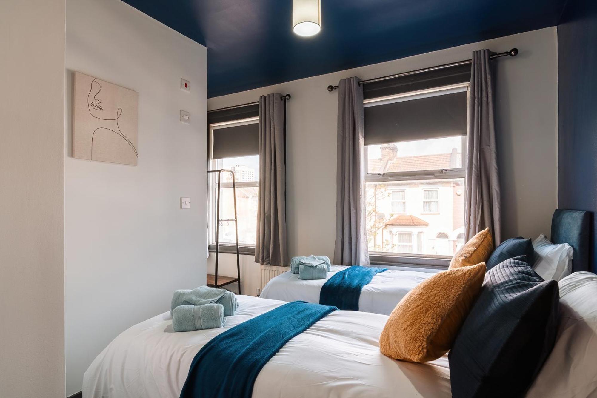 Edmonton - 4 Bedrooms, Sleeps 8, 3 Bathroom Contractor Base