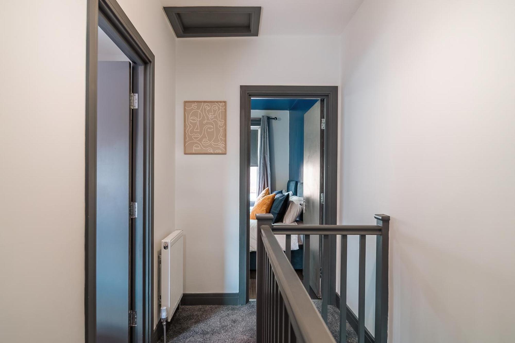 Holiday home Edmonton - 4 Bedrooms, Sleeps 8, 3 Bathroom Contractor Base