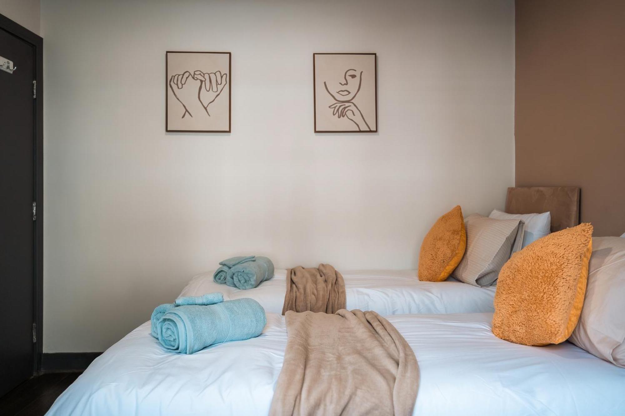 Holiday home Edmonton - 4 Bedrooms, Sleeps 8, 3 Bathroom Contractor Base London