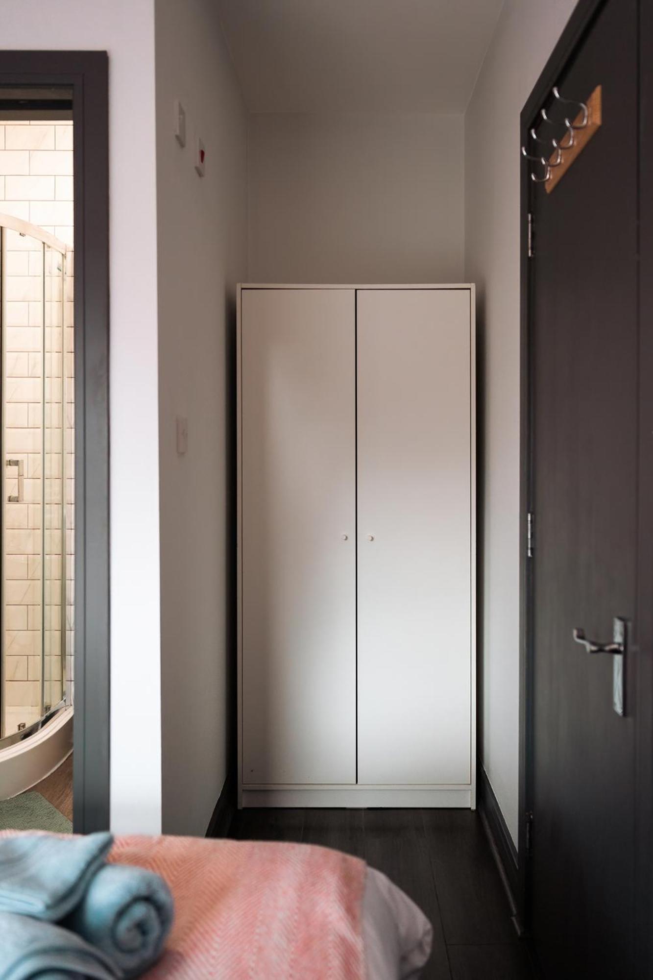 Edmonton - 4 Bedrooms, Sleeps 8, 3 Bathroom Contractor Base London