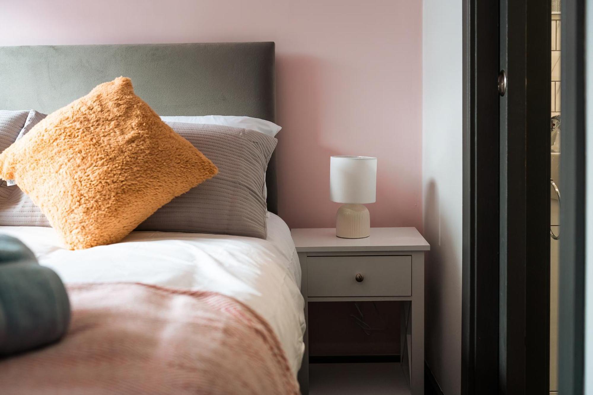 Holiday home Edmonton - 4 Bedrooms, Sleeps 8, 3 Bathroom Contractor Base London