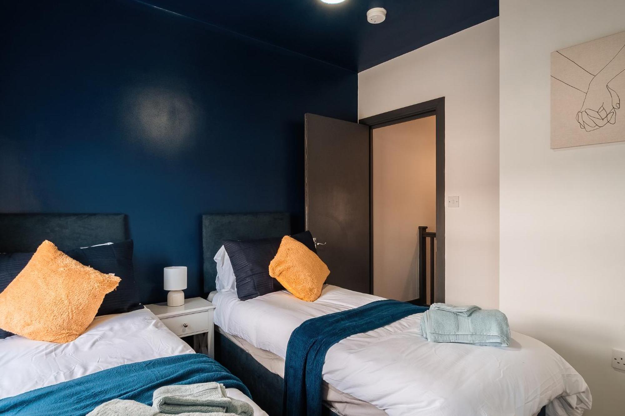Edmonton - 4 Bedrooms, Sleeps 8, 3 Bathroom Contractor Base London