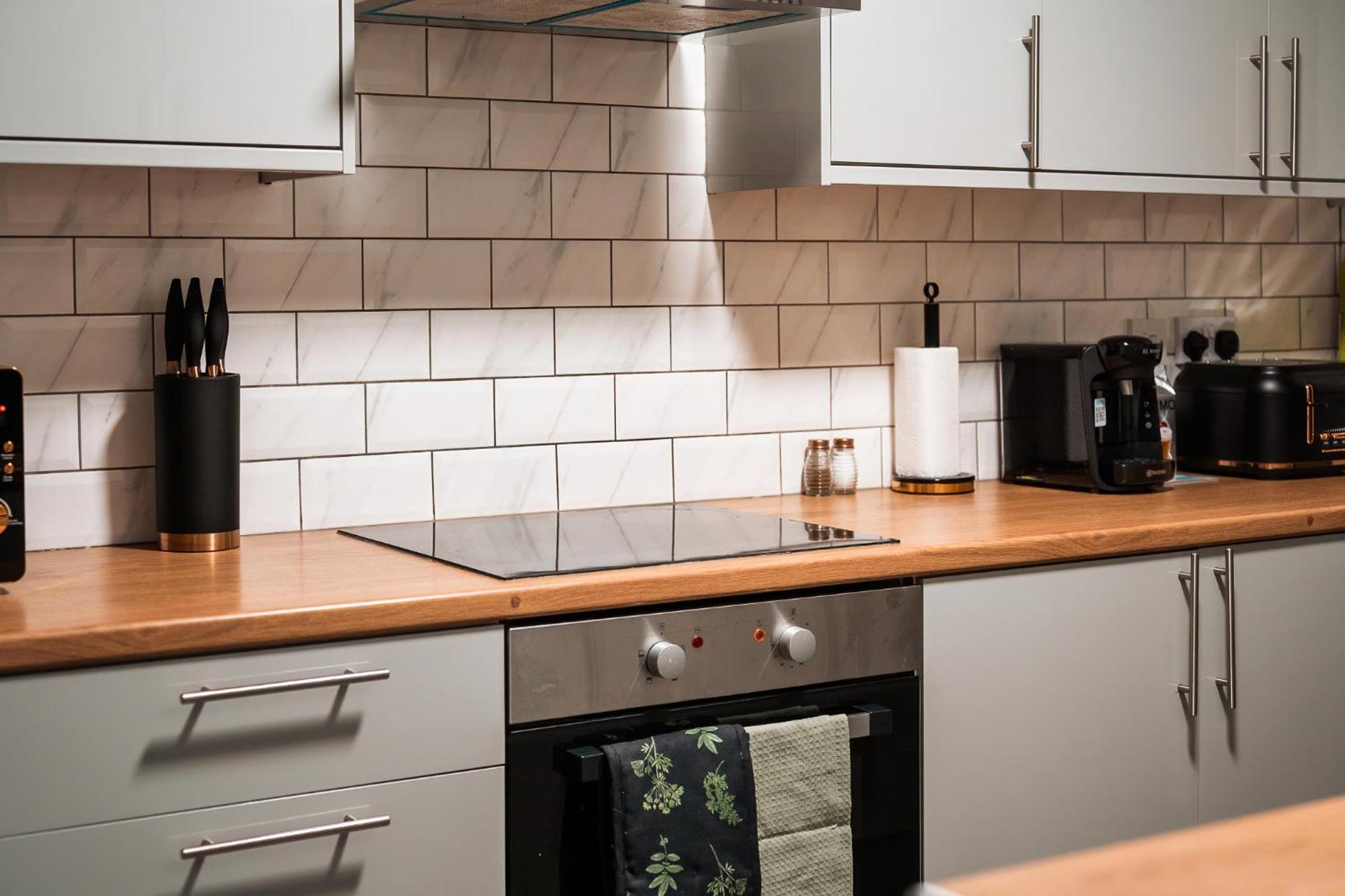 Edmonton - 4 Bedrooms, Sleeps 8, 3 Bathroom Contractor Base * London