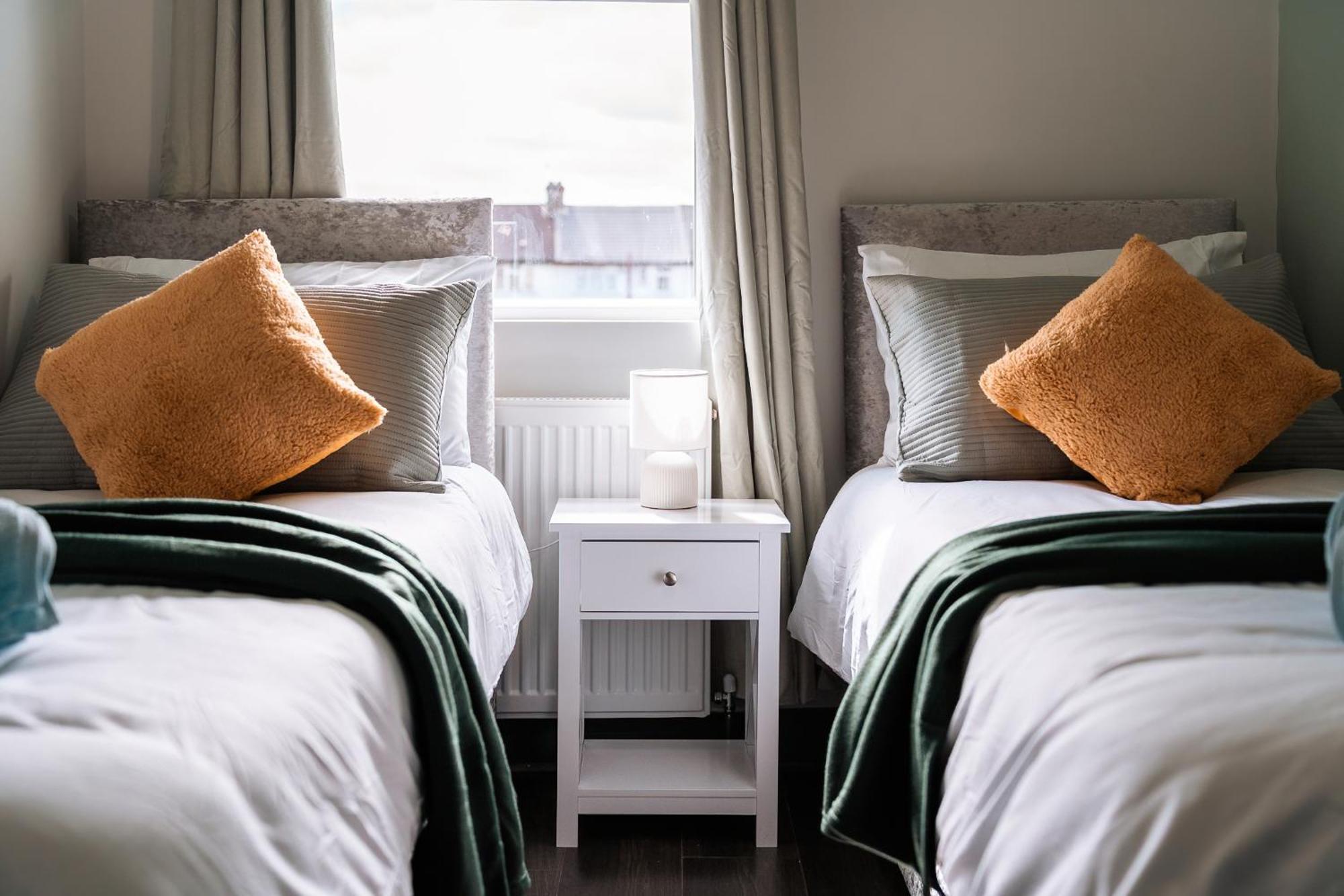 Edmonton - 4 Bedrooms, Sleeps 8, 3 Bathroom Contractor Base London