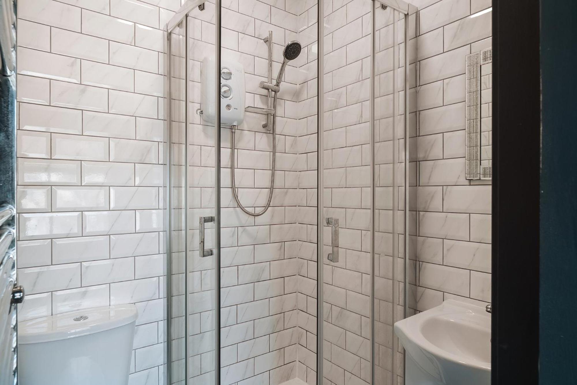 Edmonton - 4 Bedrooms, Sleeps 8, 3 Bathroom Contractor Base