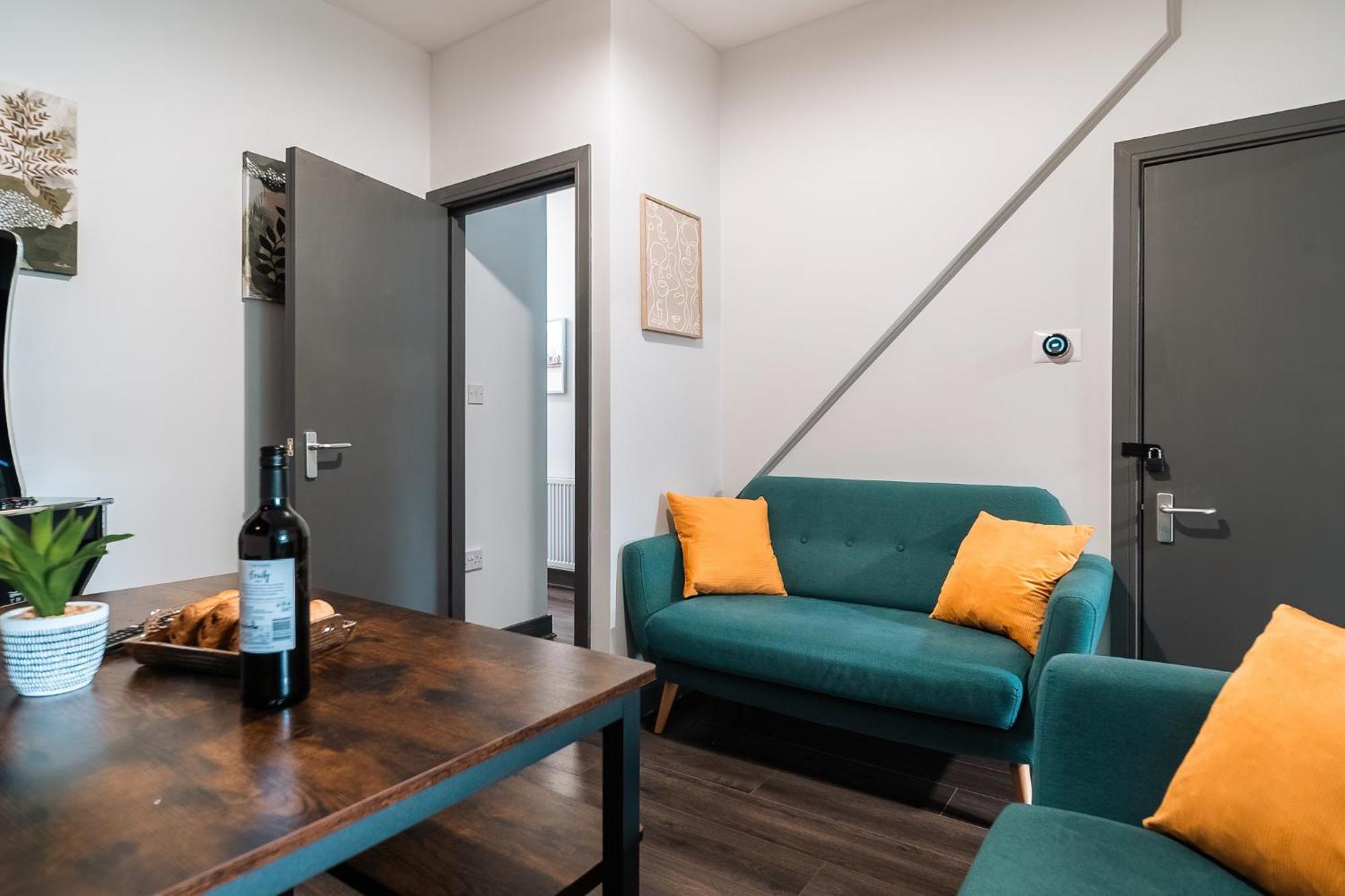 Holiday home Edmonton - 4 Bedrooms, Sleeps 8, 3 Bathroom Contractor Base *