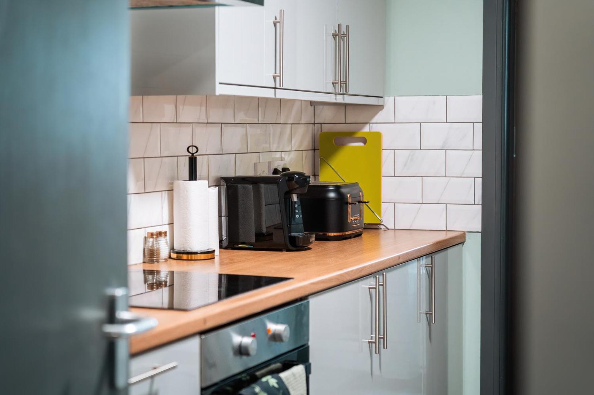 Edmonton - 4 Bedrooms, Sleeps 8, 3 Bathroom Contractor Base *