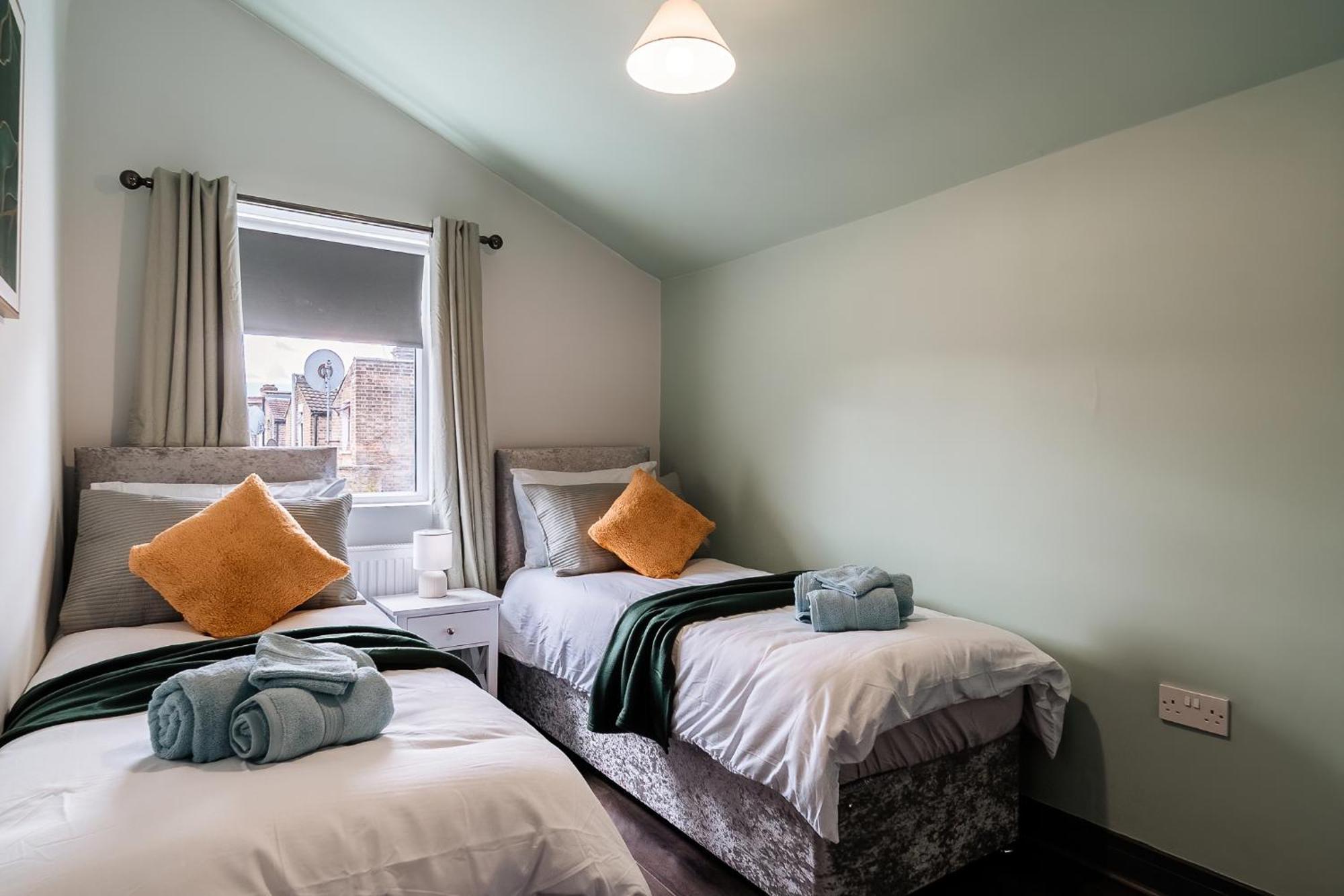 Holiday home Edmonton - 4 Bedrooms, Sleeps 8, 3 Bathroom Contractor Base