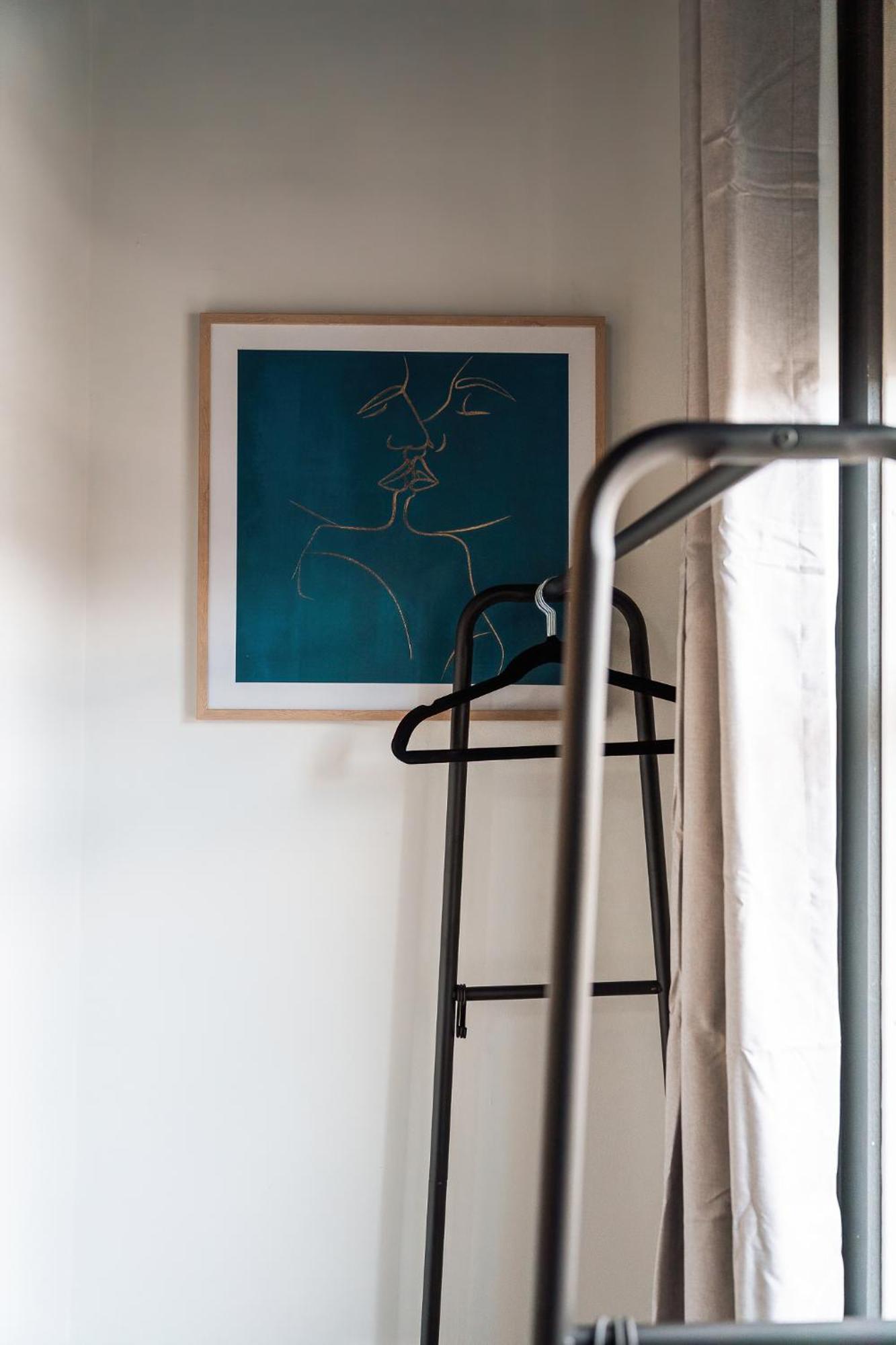 Edmonton - 4 Bedrooms, Sleeps 8, 3 Bathroom Contractor Base London