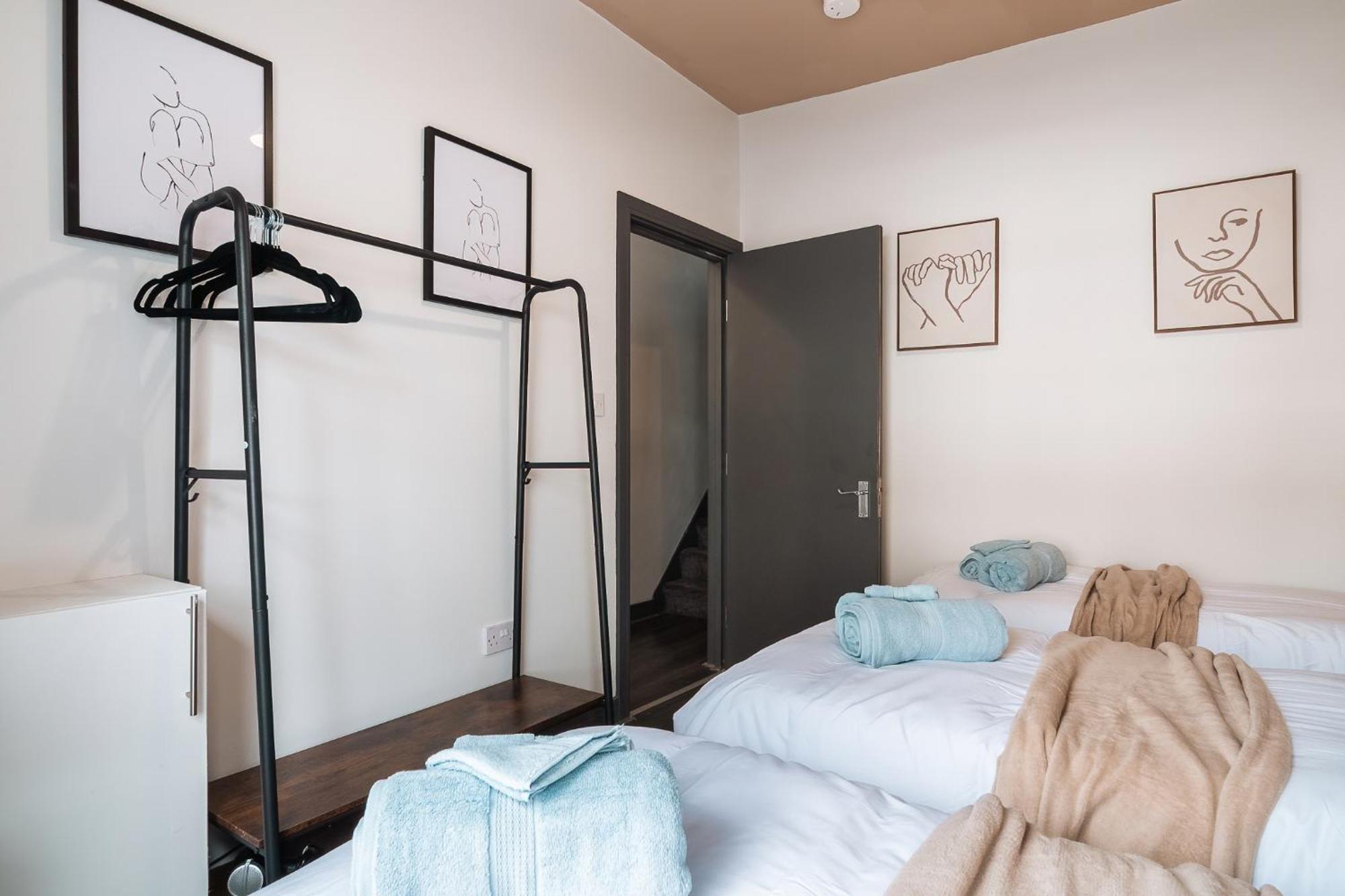 Edmonton - 4 Bedrooms, Sleeps 8, 3 Bathroom Contractor Base