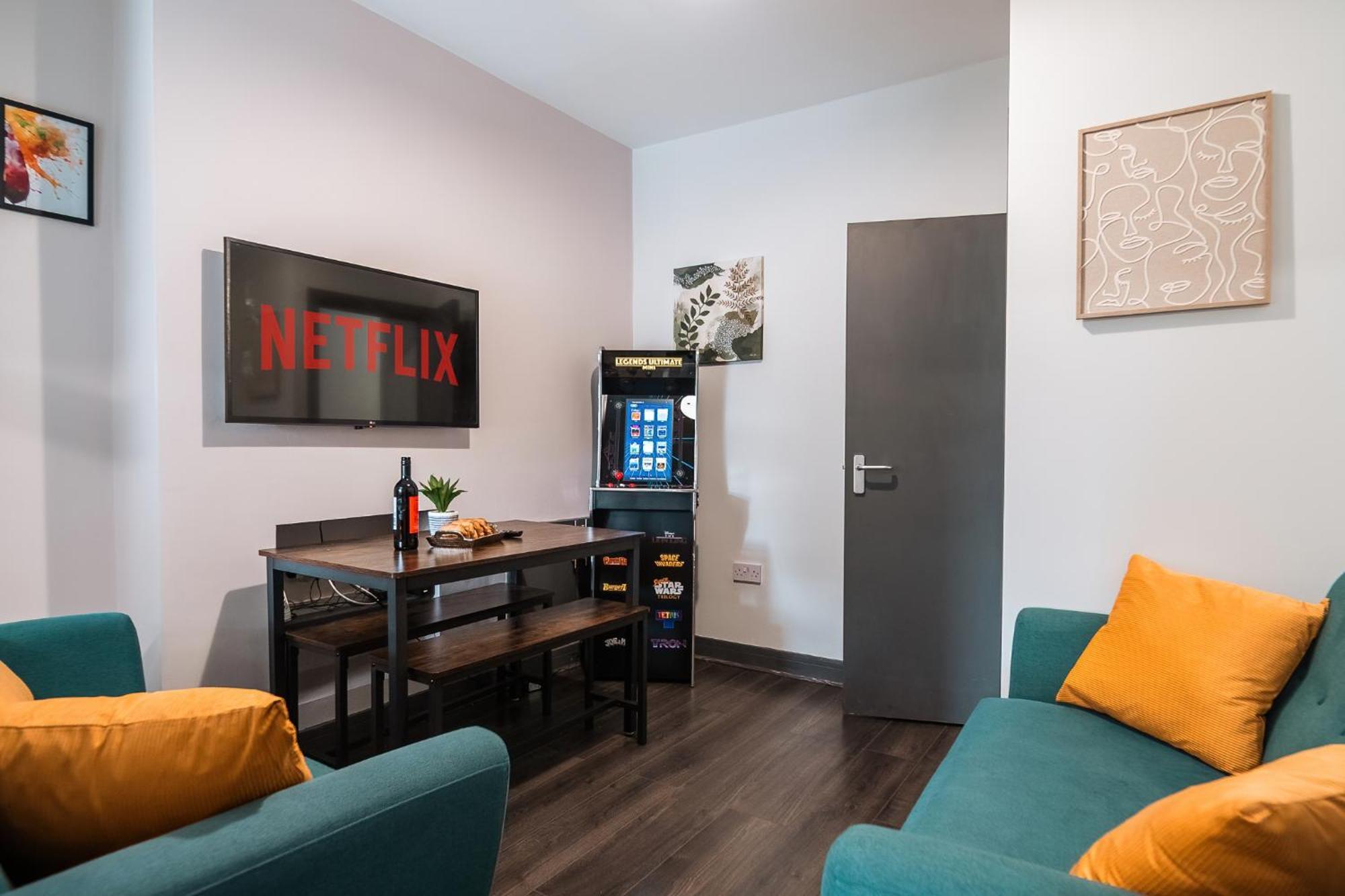 Holiday home Edmonton - 4 Bedrooms, Sleeps 8, 3 Bathroom Contractor Base London