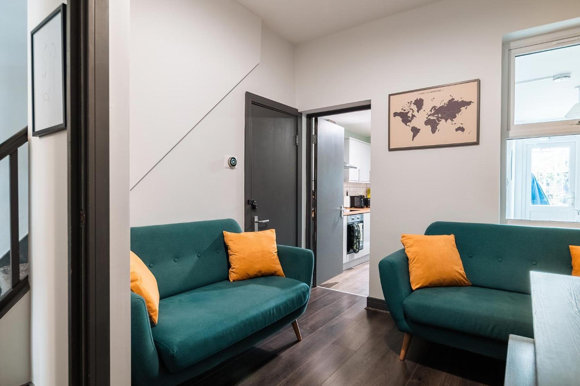 Holiday home Edmonton - 4 Bedrooms, Sleeps 8, 3 Bathroom Contractor Base