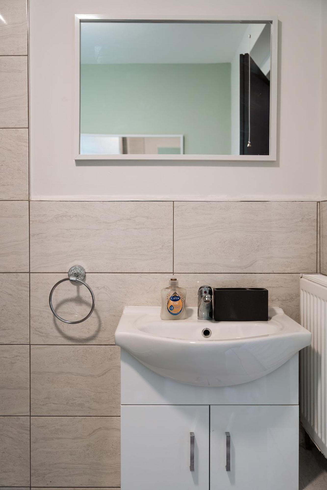 Edmonton - 4 Bedrooms, Sleeps 8, 3 Bathroom Contractor Base London