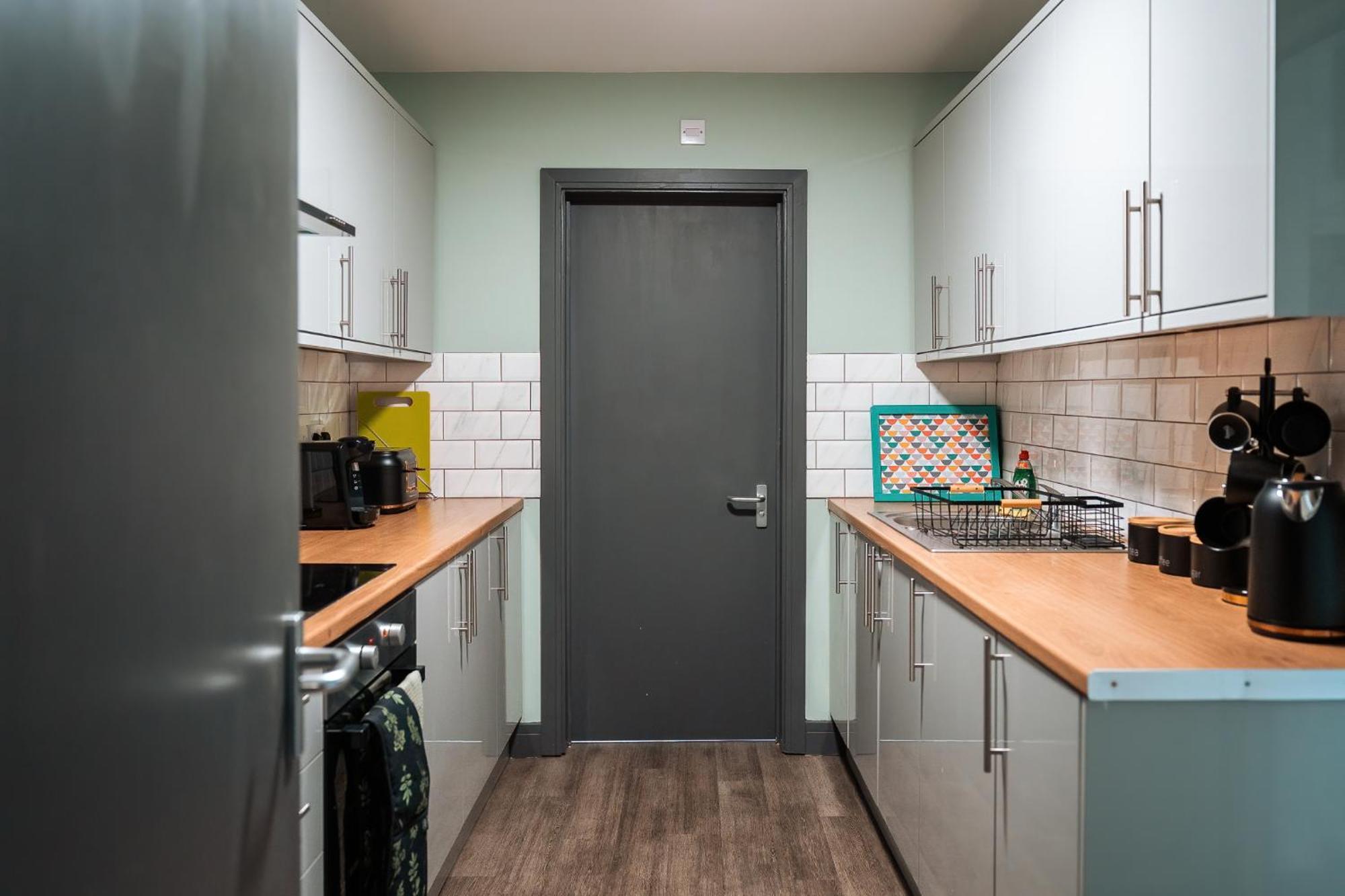 Holiday home Edmonton - 4 Bedrooms, Sleeps 8, 3 Bathroom Contractor Base *