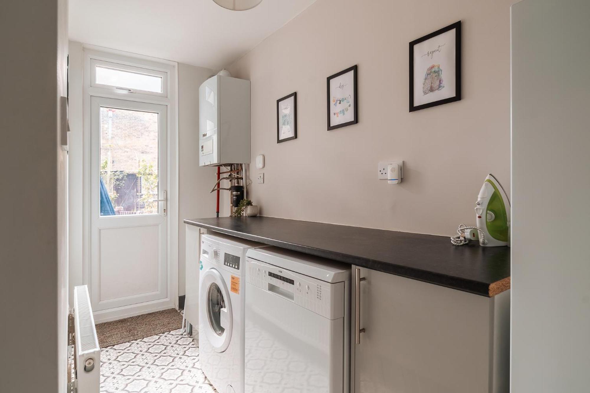 Edmonton - 4 Bedrooms, Sleeps 8, 3 Bathroom Contractor Base *