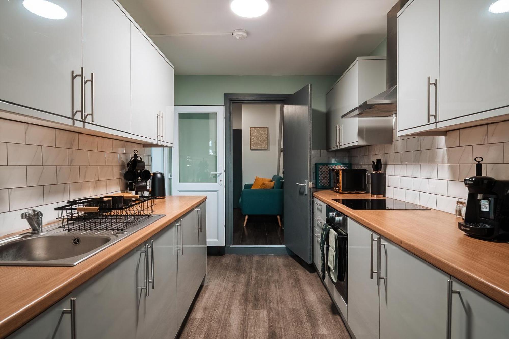 Edmonton - 4 Bedrooms, Sleeps 8, 3 Bathroom Contractor Base