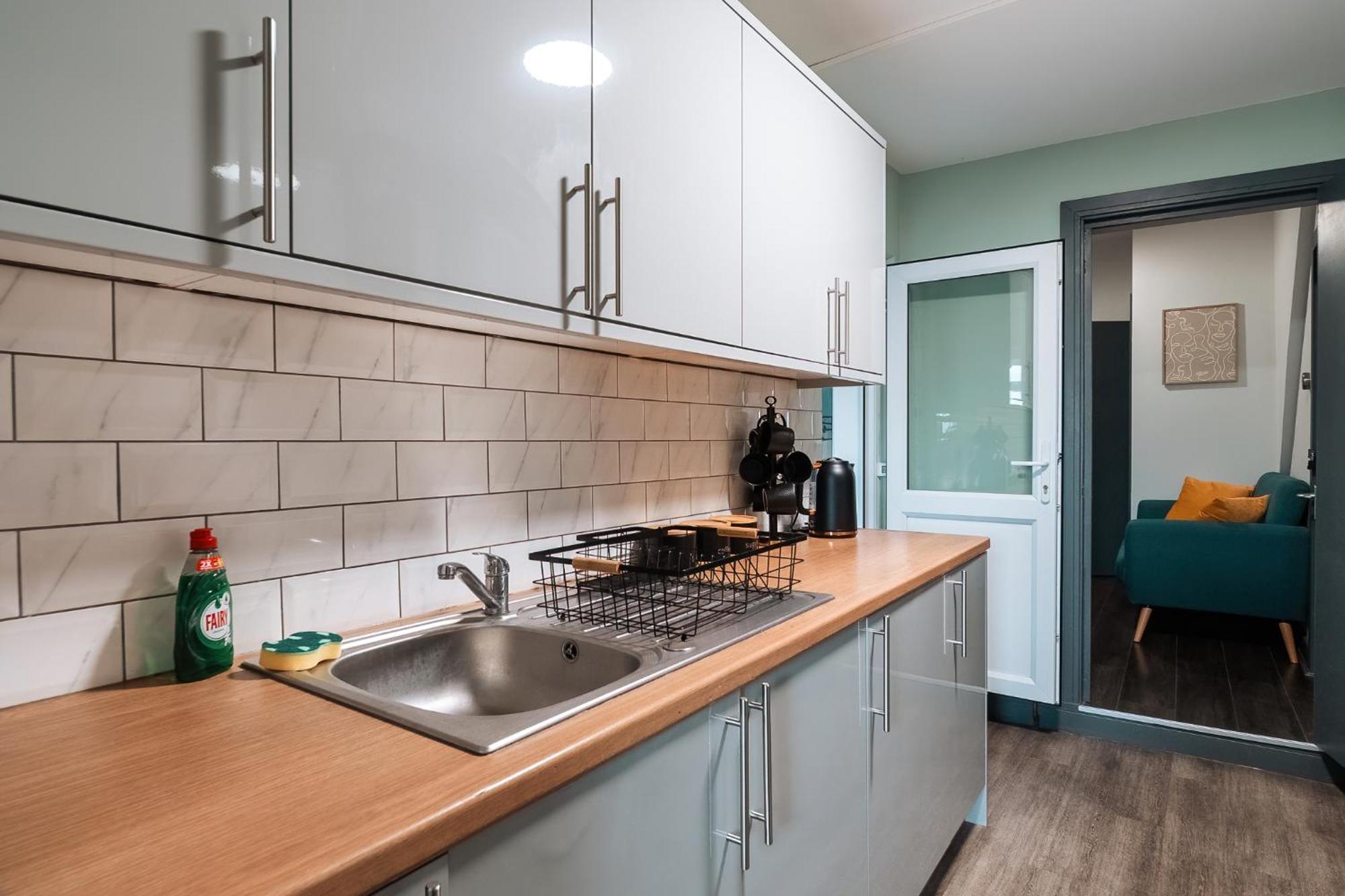 Edmonton - 4 Bedrooms, Sleeps 8, 3 Bathroom Contractor Base Holiday home London