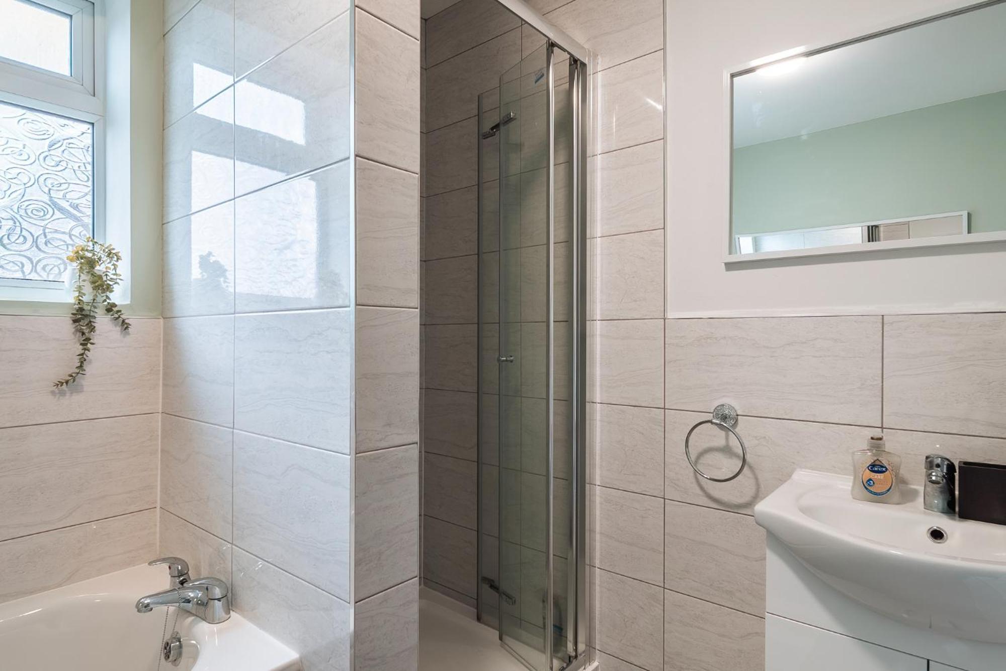 Edmonton - 4 Bedrooms, Sleeps 8, 3 Bathroom Contractor Base London