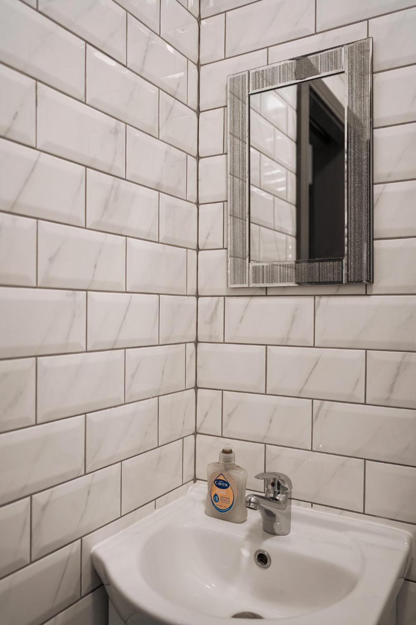 Edmonton - 4 Bedrooms, Sleeps 8, 3 Bathroom Contractor Base *