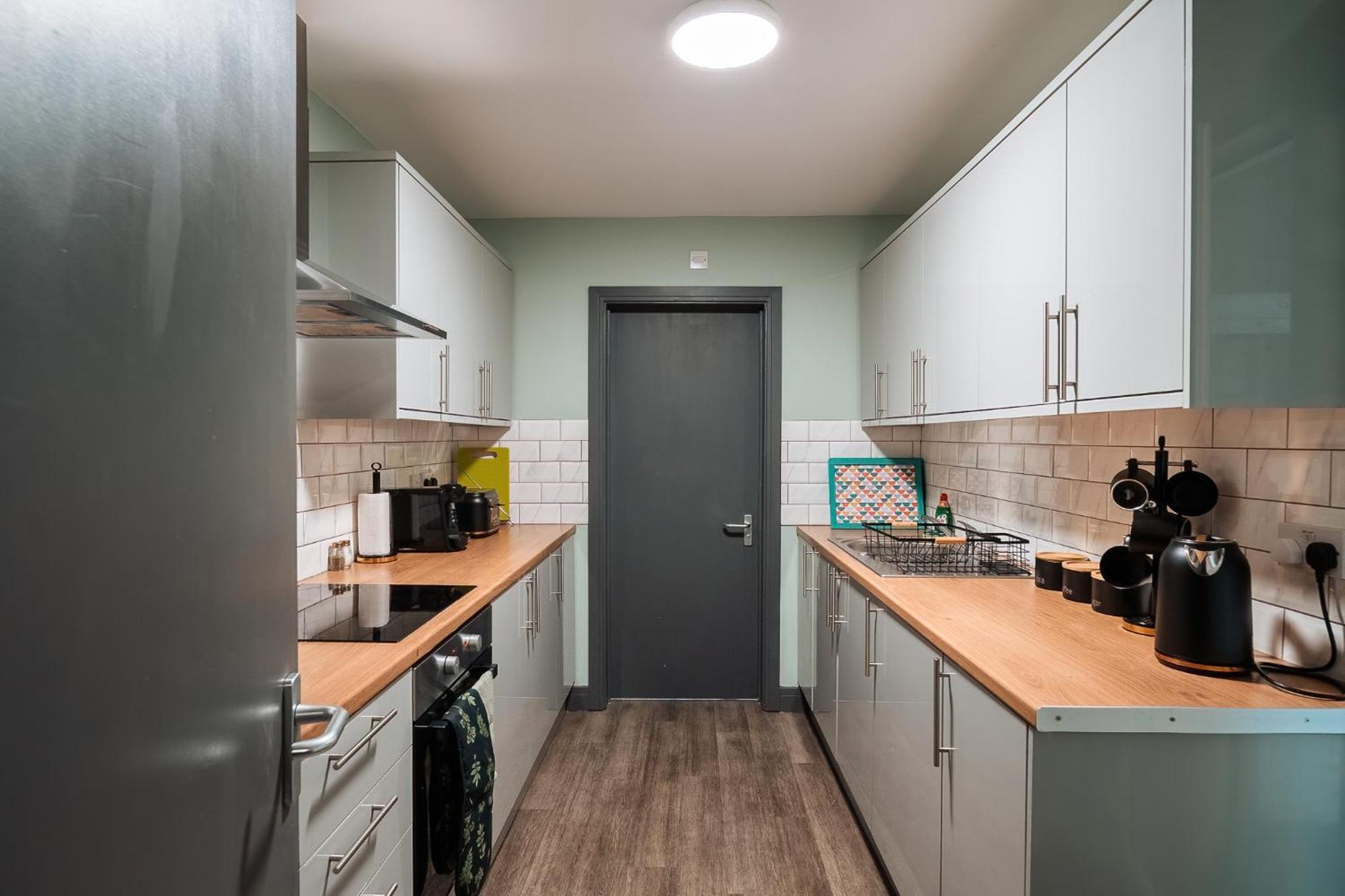 Edmonton - 4 Bedrooms, Sleeps 8, 3 Bathroom Contractor Base