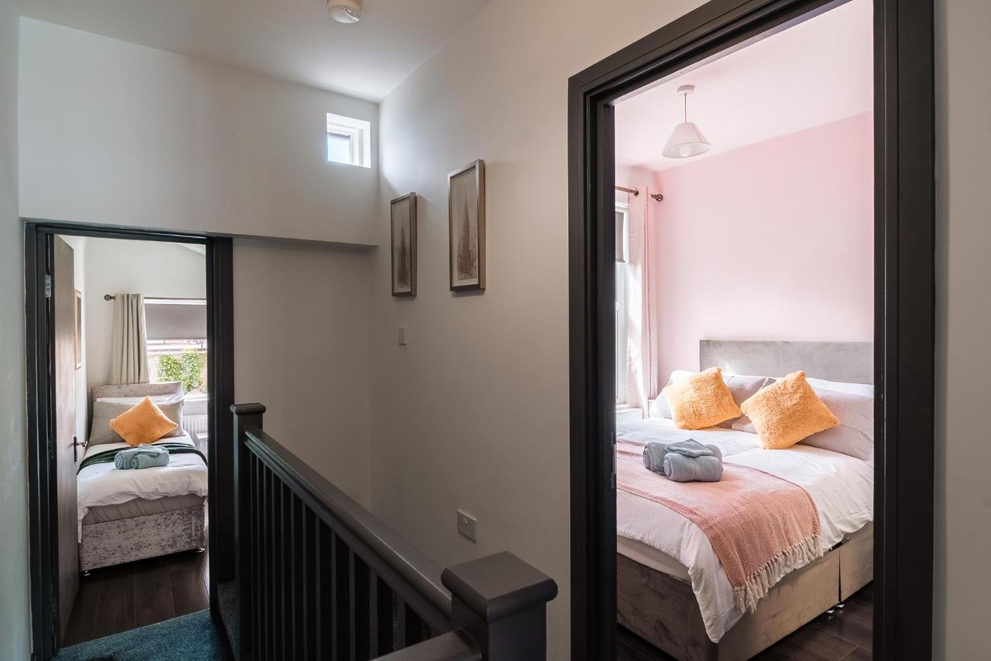 Edmonton - 4 Bedrooms, Sleeps 8, 3 Bathroom Contractor Base Holiday home *