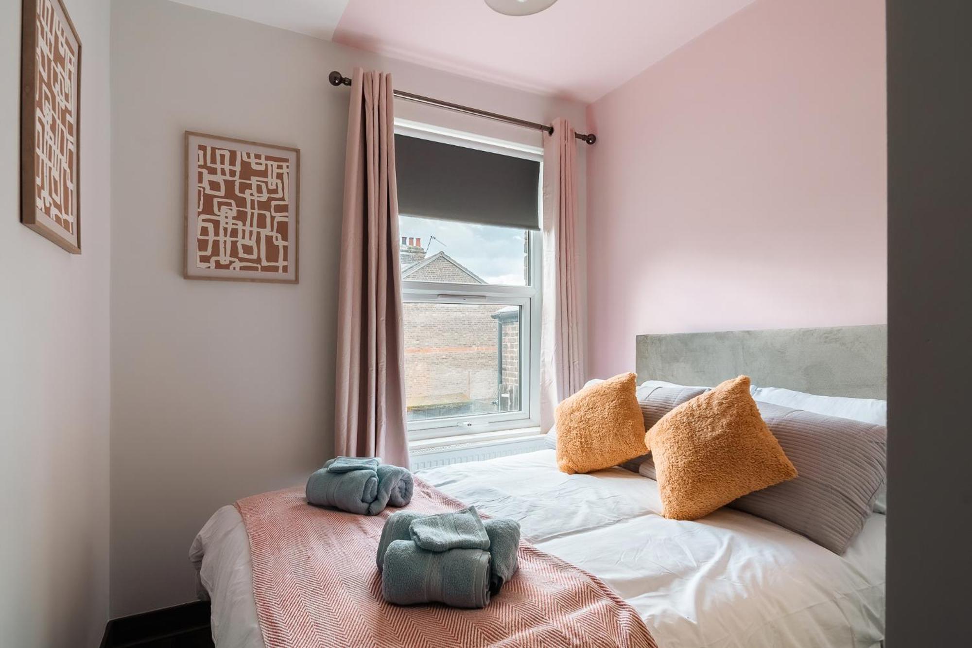 Edmonton - 4 Bedrooms, Sleeps 8, 3 Bathroom Contractor Base * London