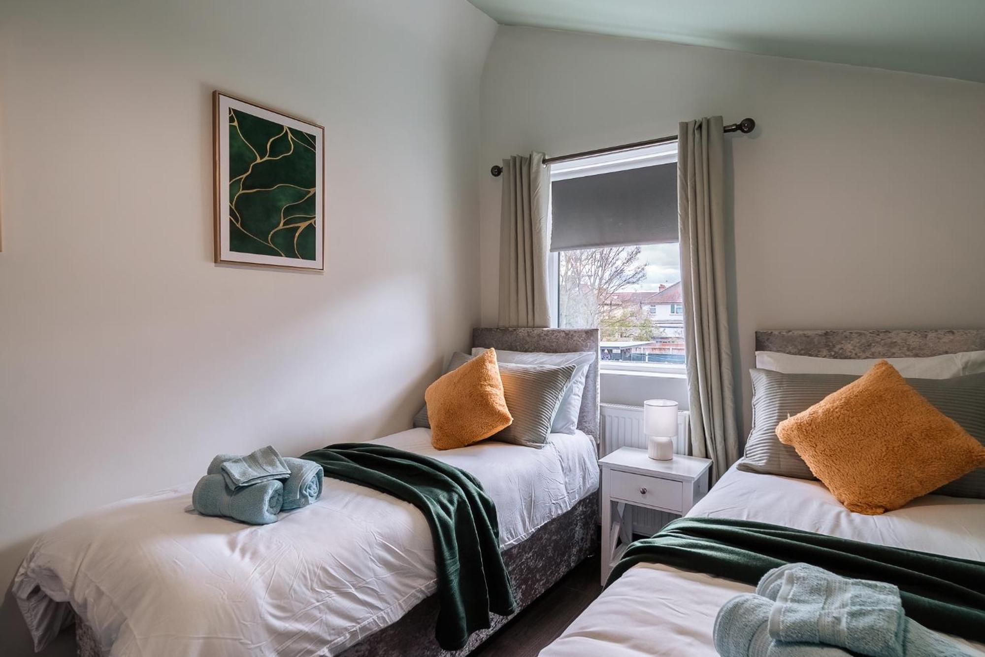 Holiday home Edmonton - 4 Bedrooms, Sleeps 8, 3 Bathroom Contractor Base