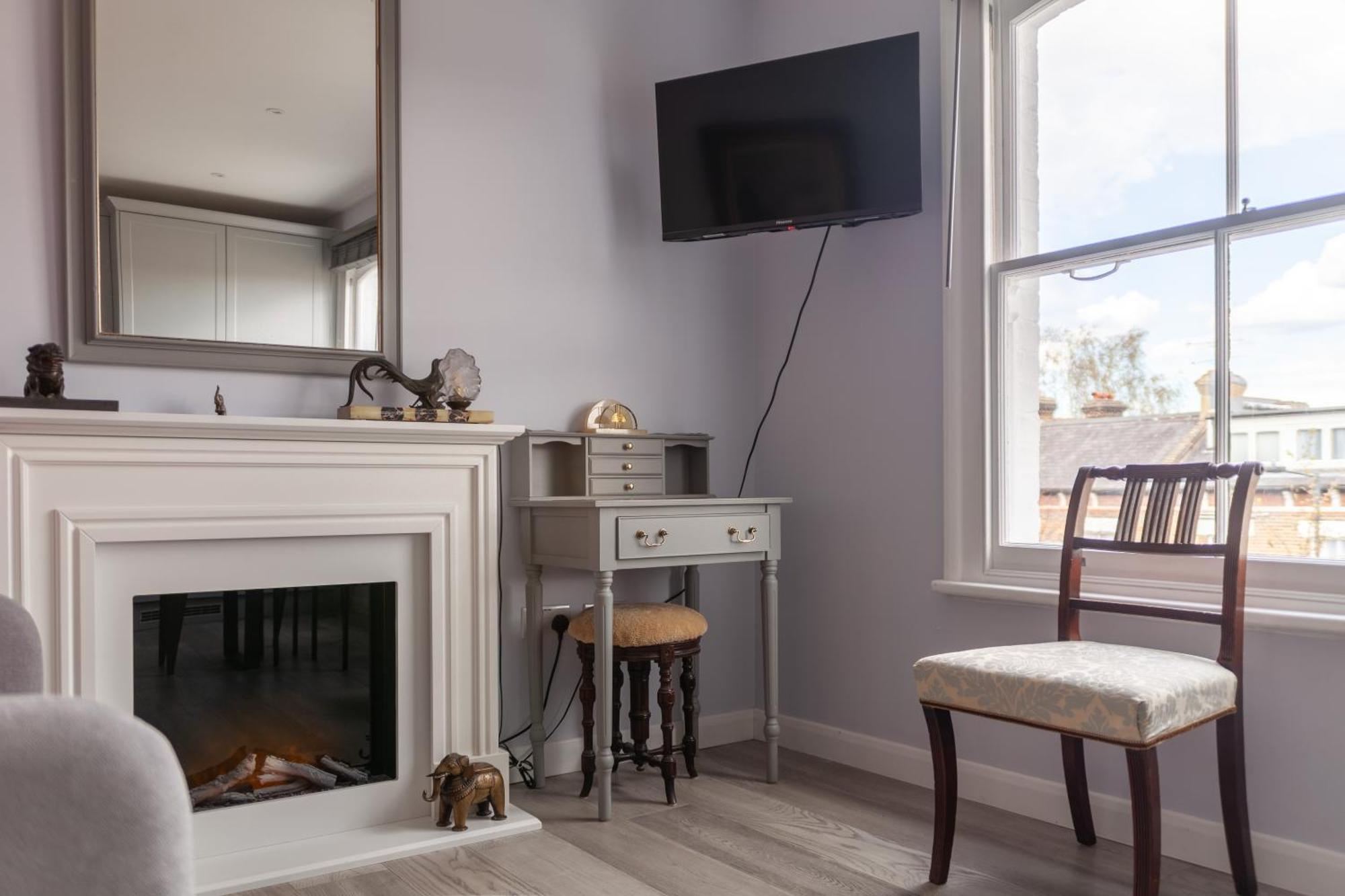 Charming New 1br Flat Wterrace, Shepherd's Bush Apartment
