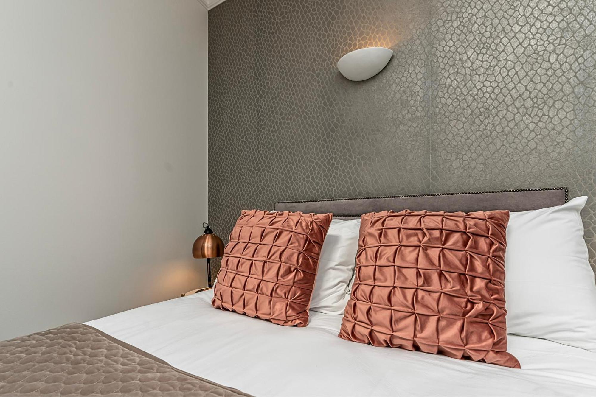Secret Kensington Garden Mews: Spacious 2-bedroom House With Private Patio Holiday home
