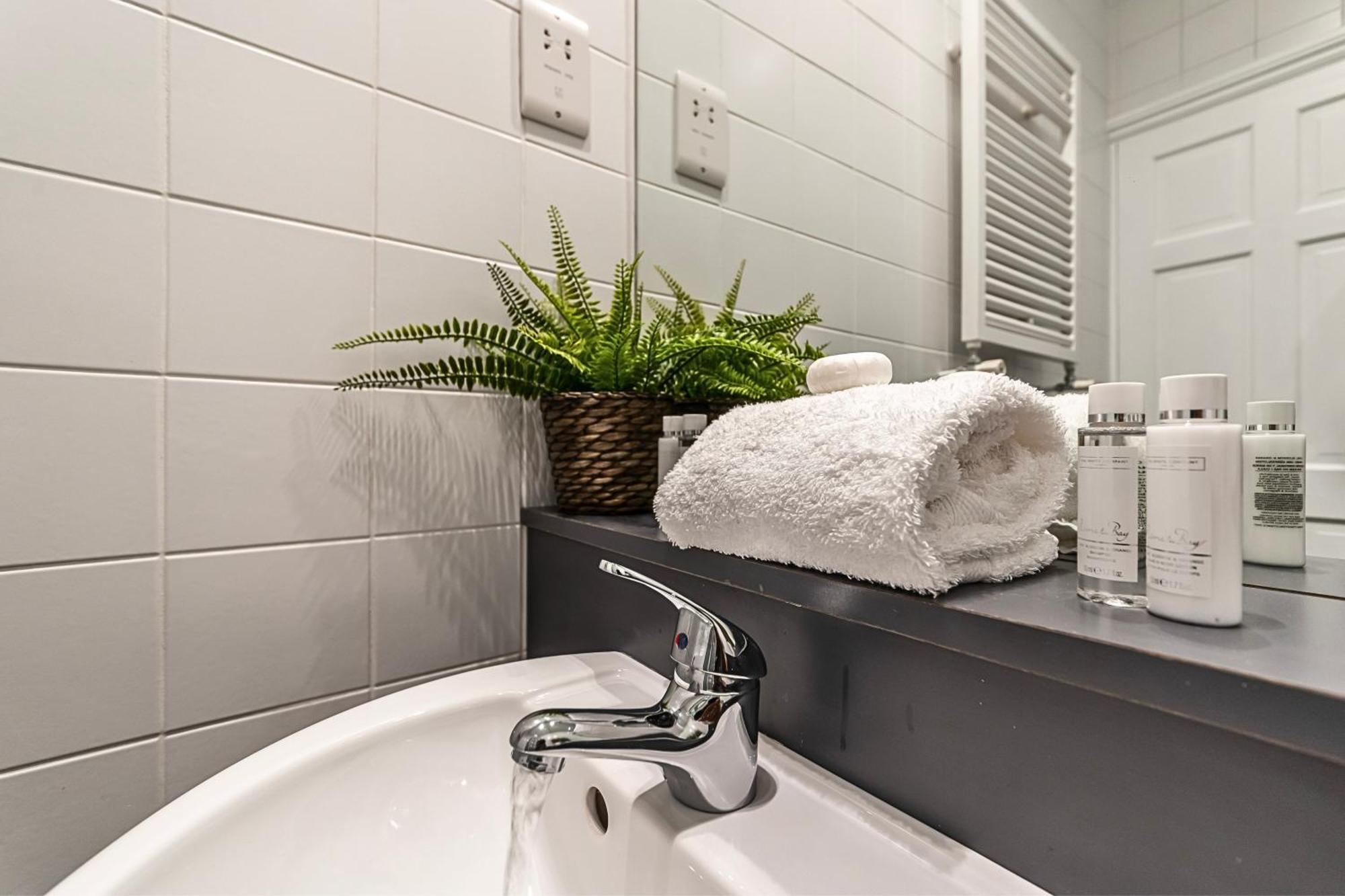 Secret Kensington Garden Mews: Spacious 2-bedroom House With Private Patio *