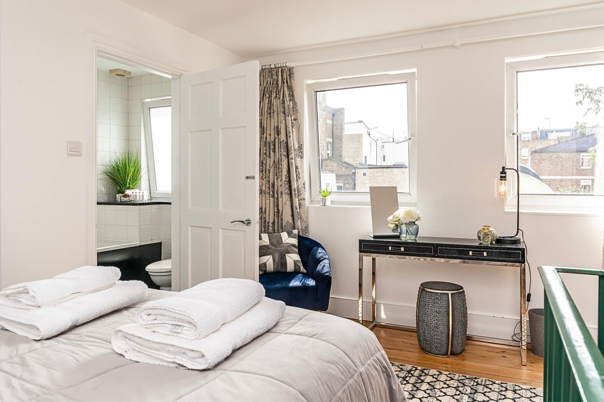 Secret Kensington Garden Mews: Spacious 2-bedroom House With Private Patio * London