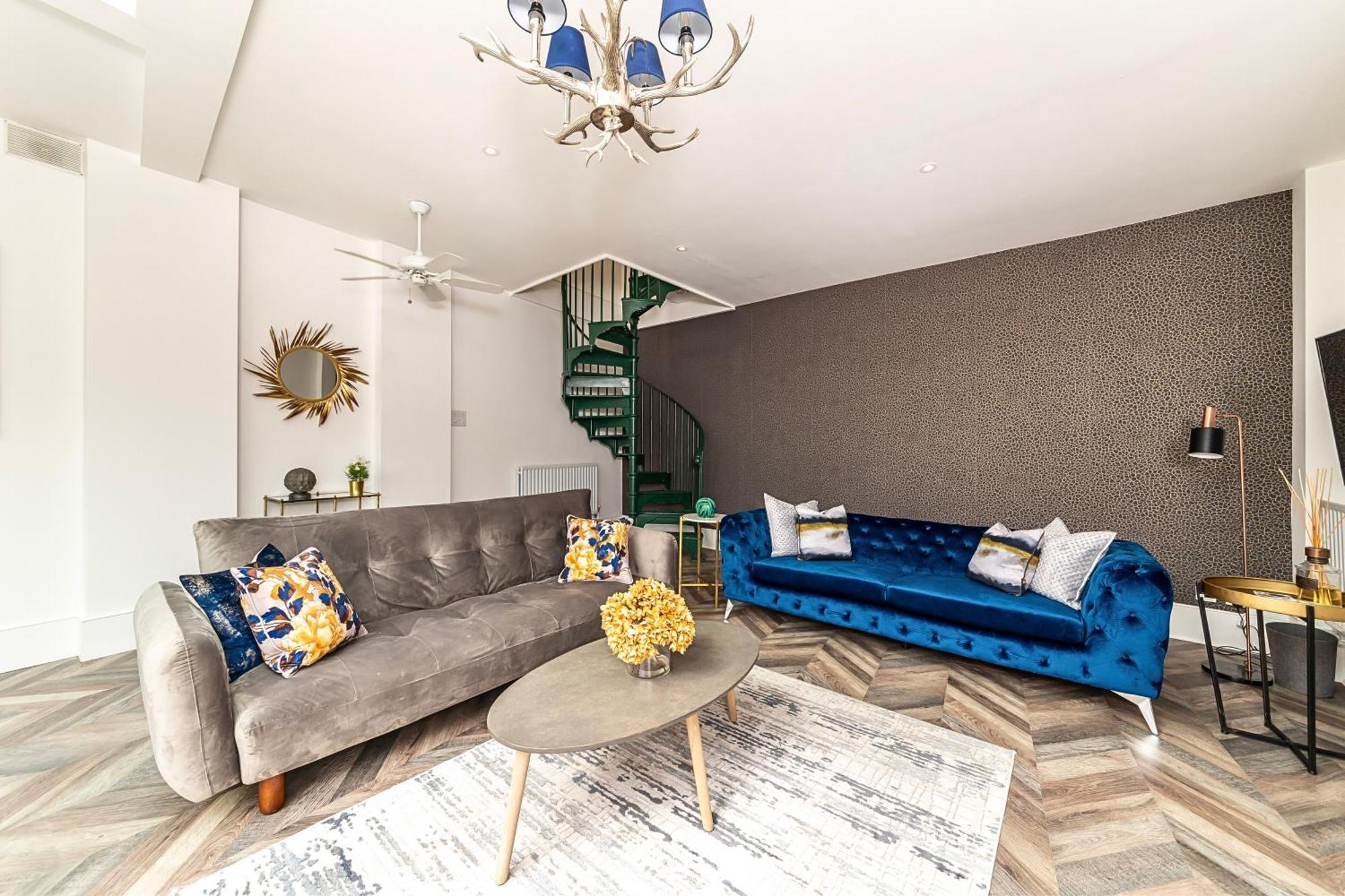 Secret Kensington Garden Mews: Spacious 2-bedroom House With Private Patio Holiday home London