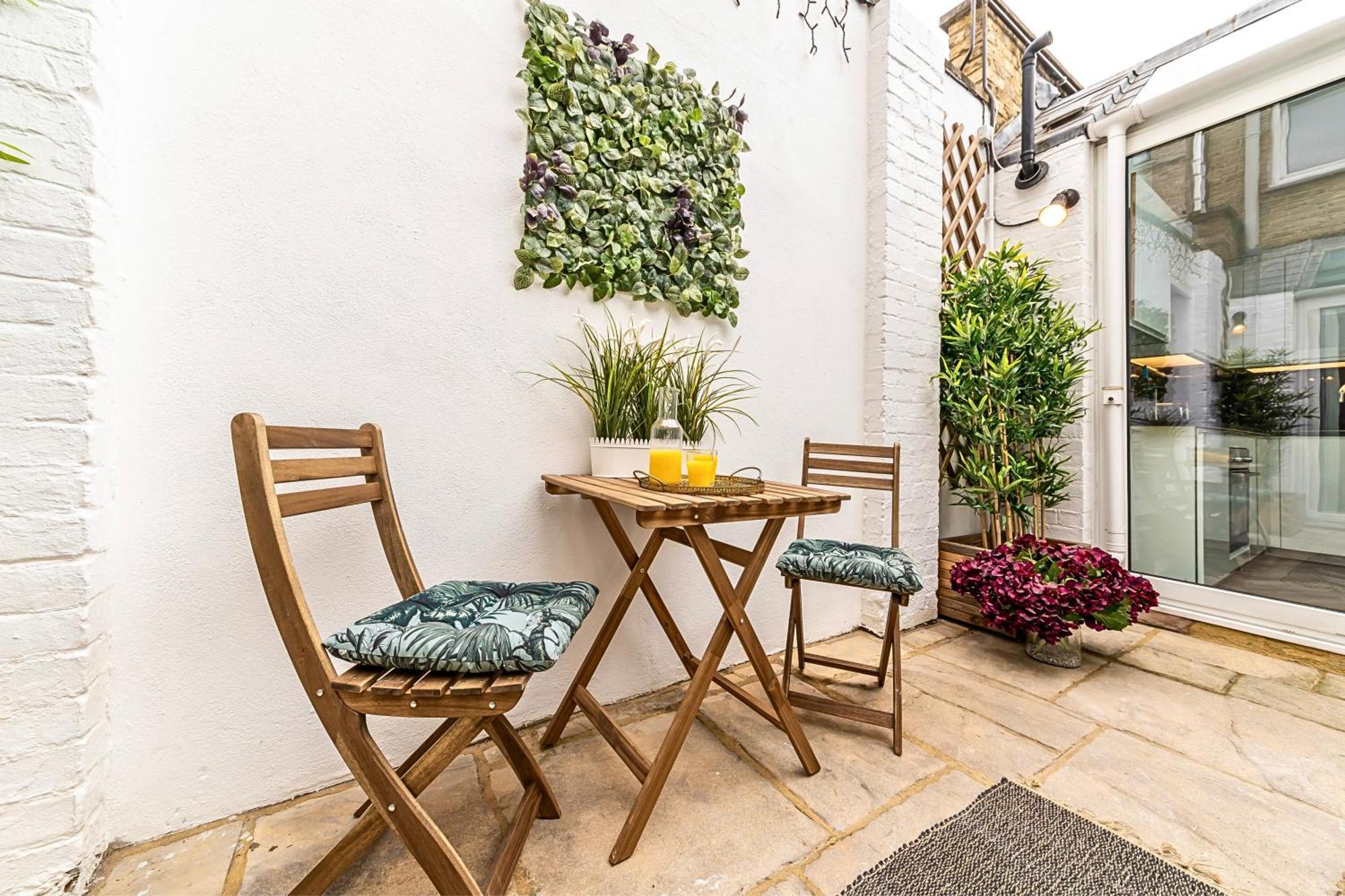 Secret Kensington Garden Mews: Spacious 2-bedroom House With Private Patio Holiday home *