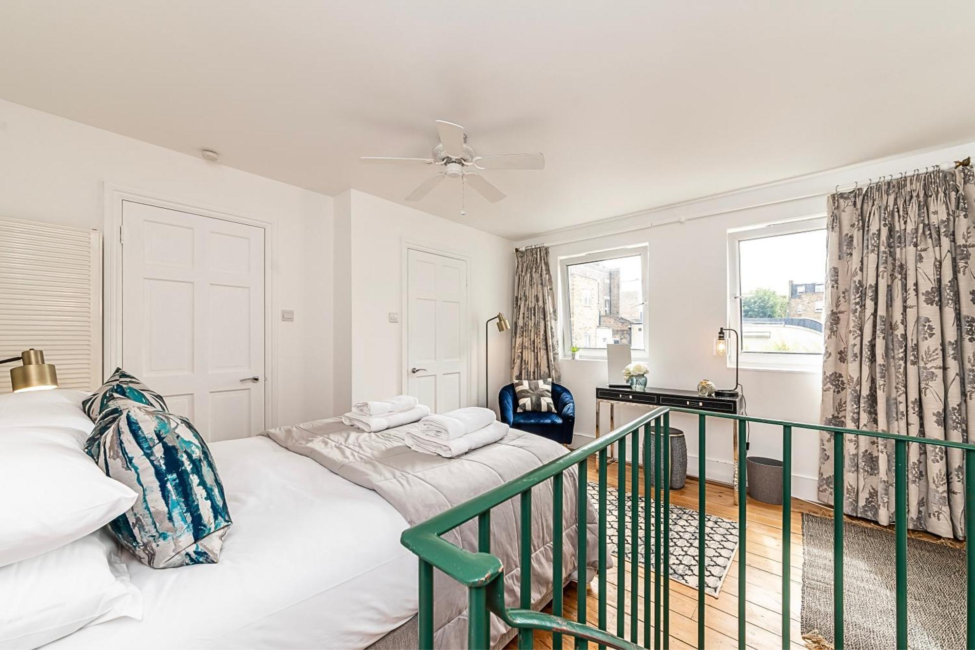 Secret Kensington Garden Mews: Spacious 2-bedroom House With Private Patio Holiday home