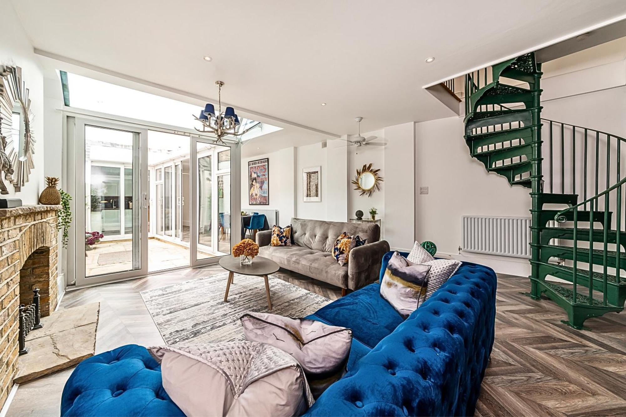 Secret Kensington Garden Mews: Spacious 2-bedroom House With Private Patio