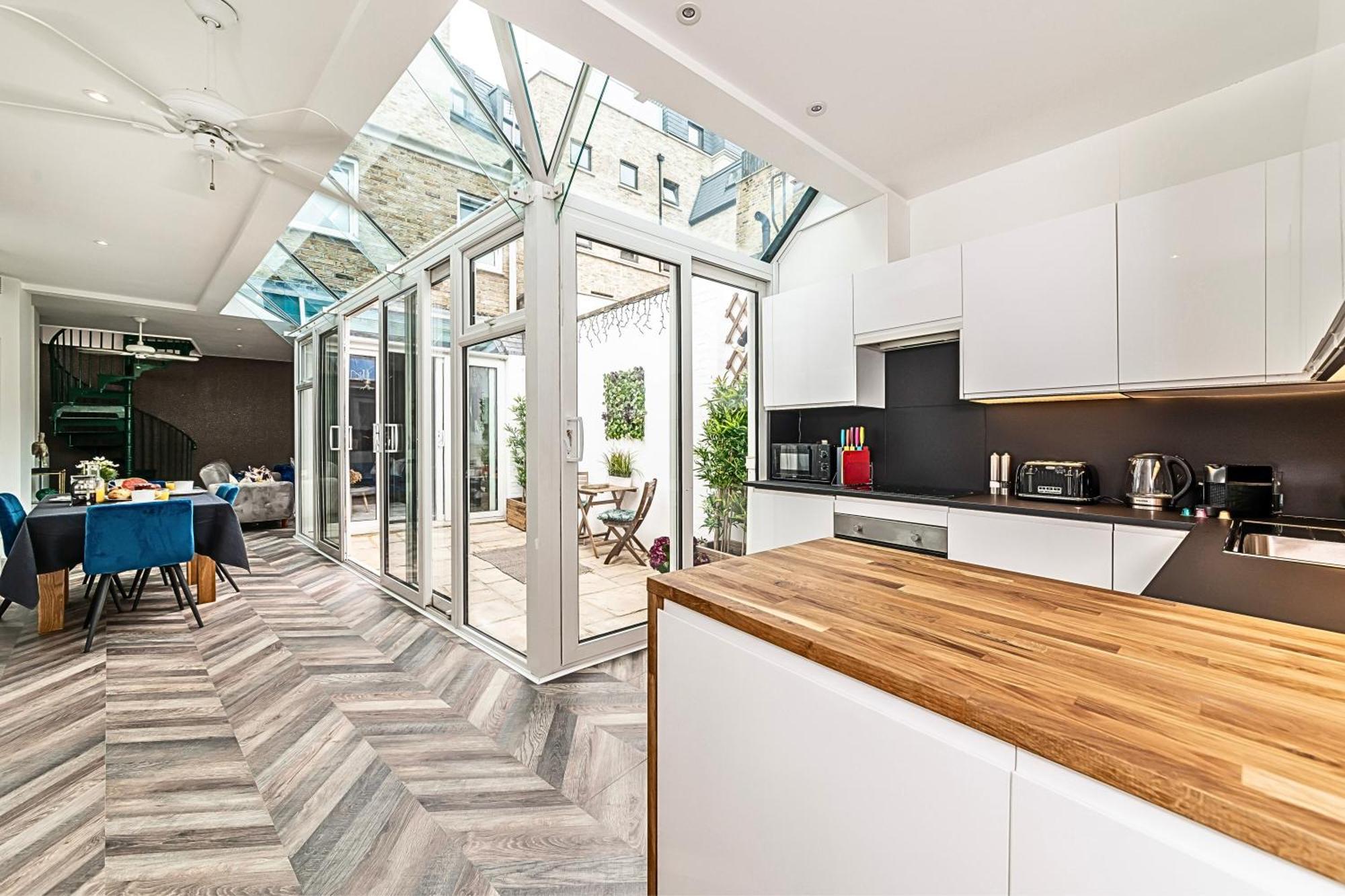 Holiday home Secret Kensington Garden Mews: Spacious 2-bedroom House With Private Patio London